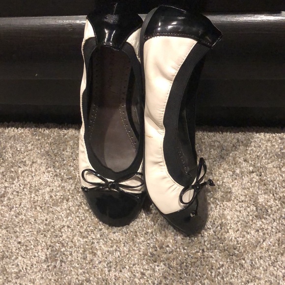 Adrienne Vittadini flats - Picture 2 of 9